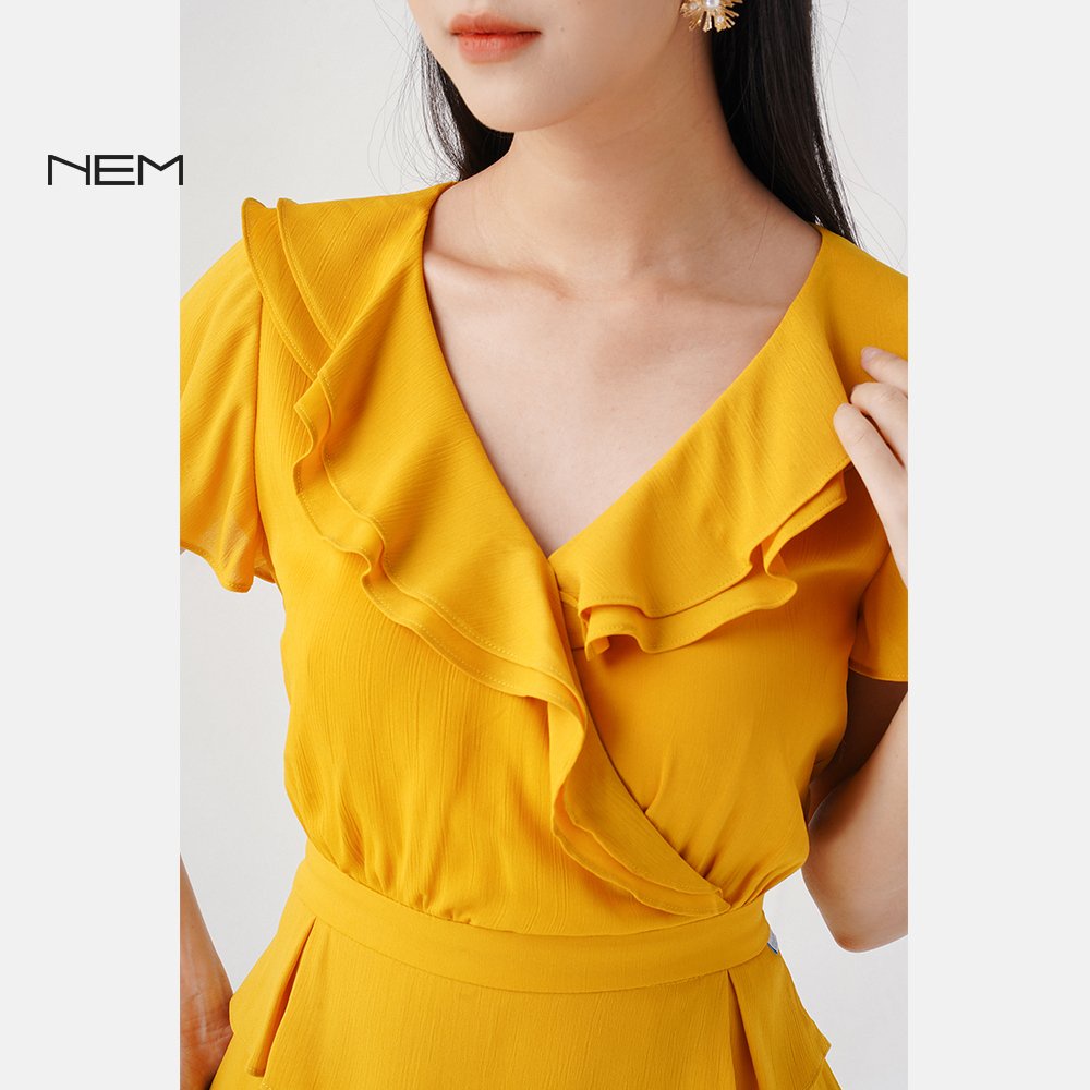 Đầm vàng phối bèo chất liệu vải tổng hợp cao cấp nhập khẩu NEM Fashion D04582 | BigBuy360 - bigbuy360.vn