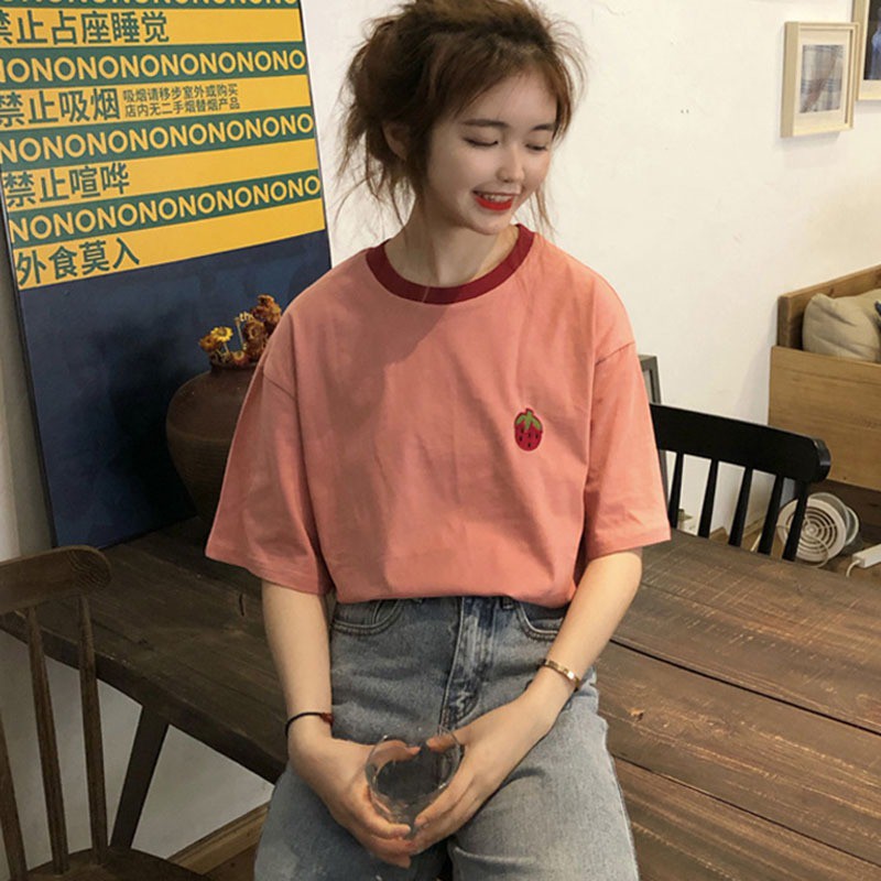 Áo thun tay ngắn cổ tròn hoạ tiết dâu tây