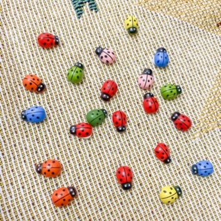 [TIỂU CẢNH TRANG TRÍ] Bọ cánh cam màu đỏ, xanh, vàng.. gắn trên lá cây sen đá, xương rồng, cây cảnh