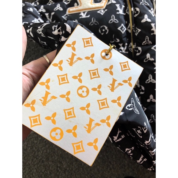 Áo khoác phao gile nam họa tiết chữ và nhiều hình thêu thương hiệu Louis Vuitton LV cao cấp