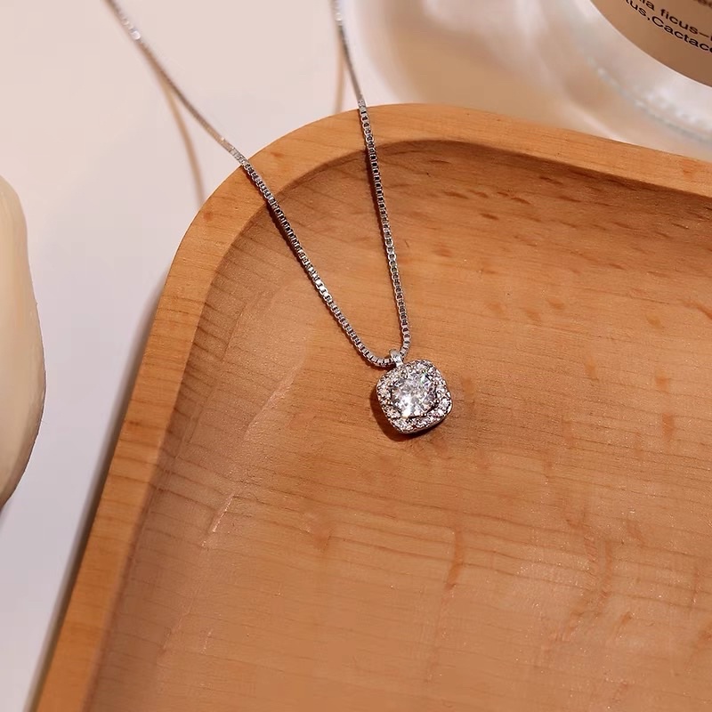 Dây chuyền mặt đá vuông nhỏ