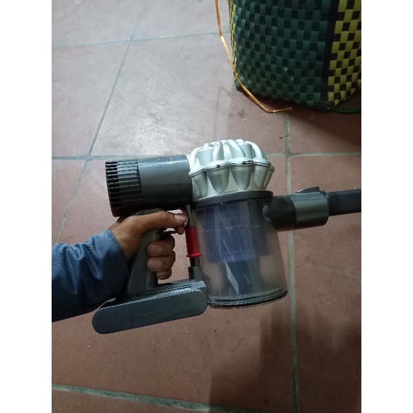Máy hút bụi dyson v6 đã qua sử dụng kèm pin và sạc