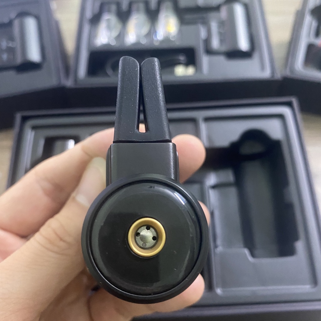 Máy khuếch tán tinh dầu nước hoa cài khe gió điều hòa xe hơi