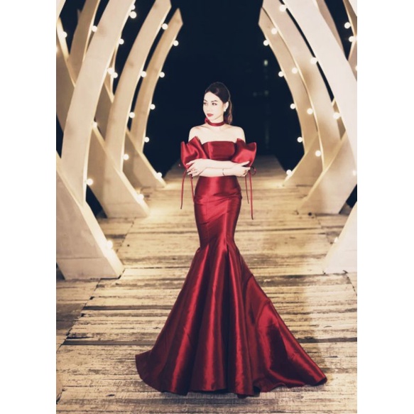 Đầm váy dạ hội body đuôi cá, cô dâu đi bàn kèm phụ kiện sang trọng