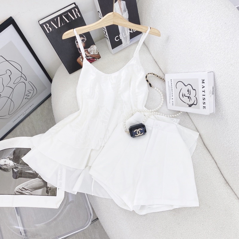 SET ÁO TRẮNG RŨ TẦNG 2 DÂY HOA NỔI + QUẦN SHORT TRẮNG