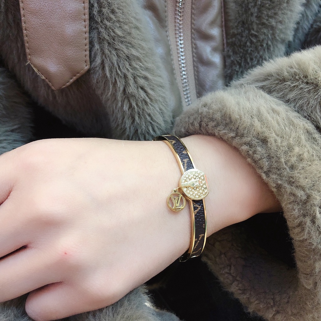 Vòng Tay LV Bằng Thép Titan Nhẹ Khảm Chữ Louis Vuitton Đơn Giản Không Phai Màu Đa Ứng Dụng Sang Trọng Cho Nam Và Nữ