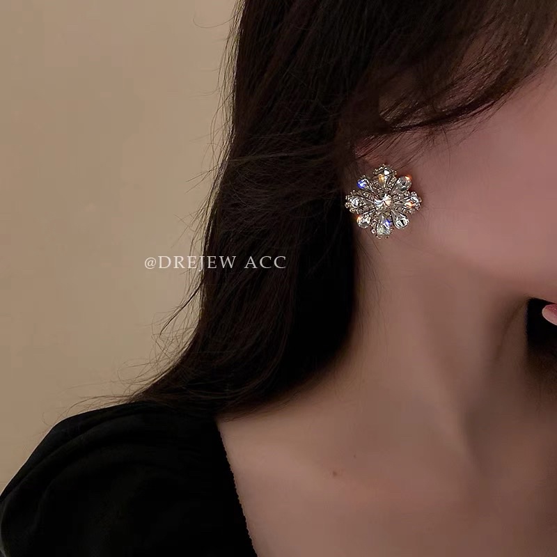 Bông tai hoa đá đi tiệc