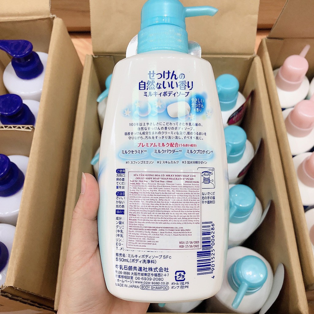 Sữa tắm Milky hương hoa cỏ (550ml) chiết xuất từ sữa bò tươi nguyên chất giúp duy trì độ ẩm tự nhiên cho da