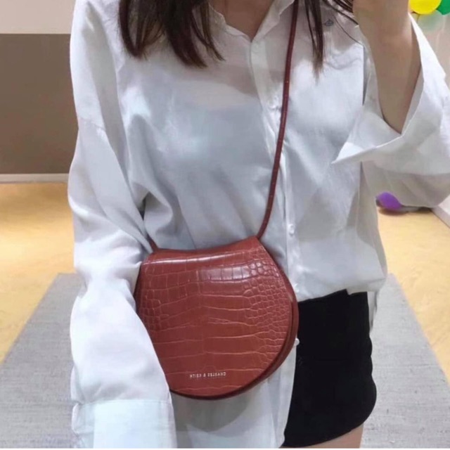 Pass túi Charles & Keith