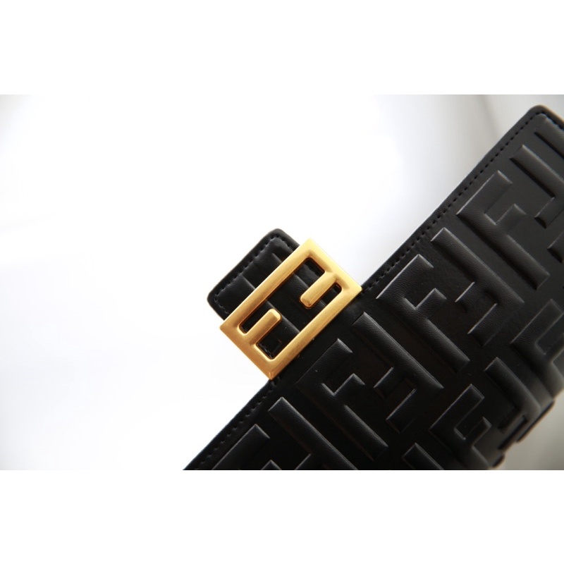Ví W466-24 Clutch Fendi fullbox tag vàng vân da dập nổi kèm quai xinh Sang