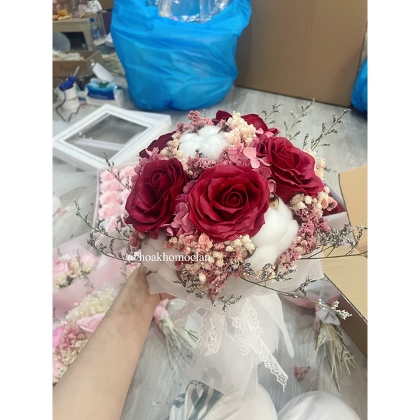 Hoa cầm tay cô dâu mix hoa hồng foam đỏ đô và hoa khô vĩnh cửu không tàn
