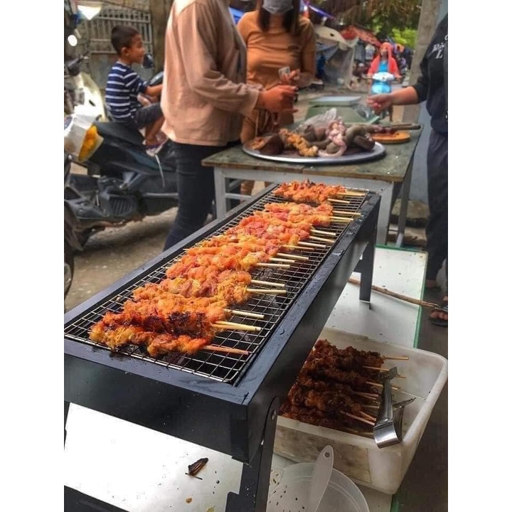 Bếp nướng than hoa𝙓𝘼̉ 𝙇𝙊̂̃ BBQ ngoài trời không thể thiếu.