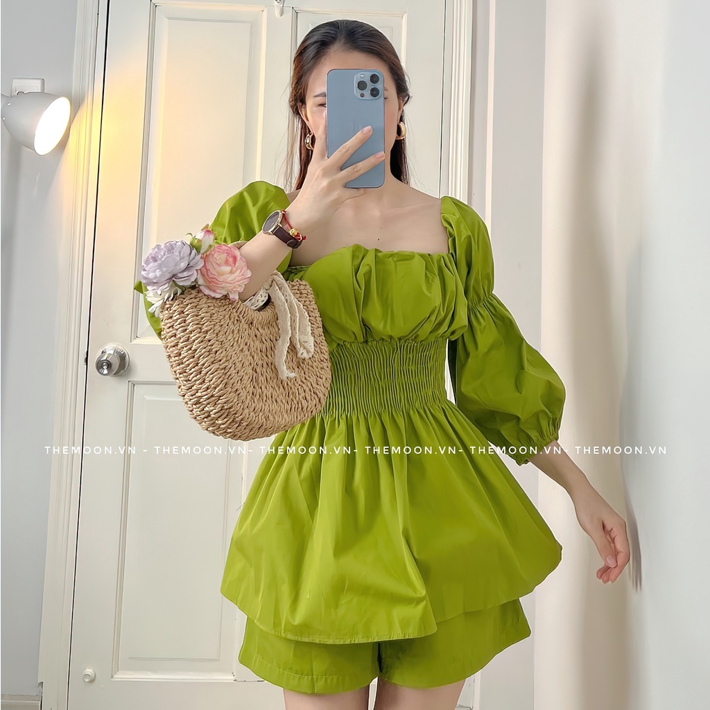 Set đồ nữ đi chơi gồm quần short lưng chun và áo kiểu trễ vai có kèm mút ngực