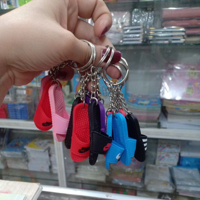 Móc treo chìa khoá hình đôi dép độc lạ