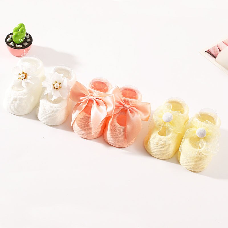 Set 3 đôi tất cotton chống trượt đính hoa/ngọc trai/nơ dễ thương xinh xắn dành cho bé gái