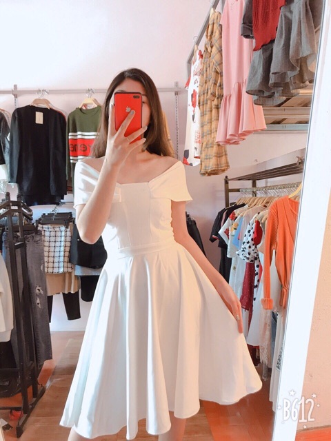 Váy xoè trễ vai