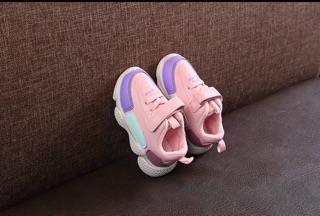 Giày thể thao bé gái