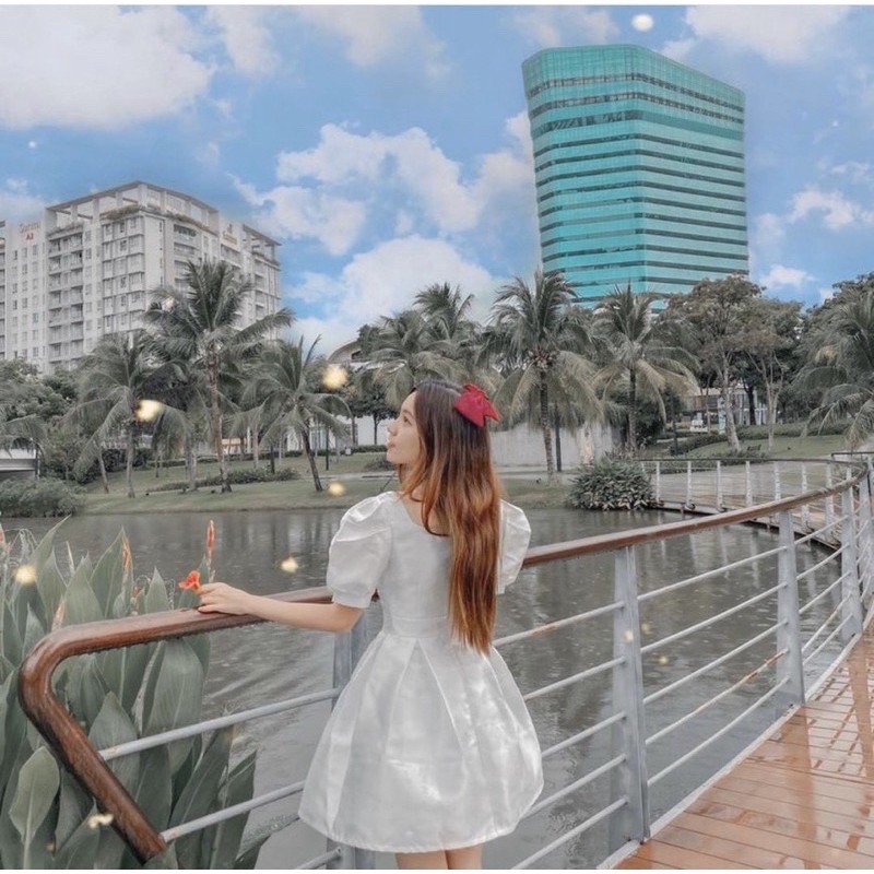 Đầm trắng chéo ngực phồng xếp ly