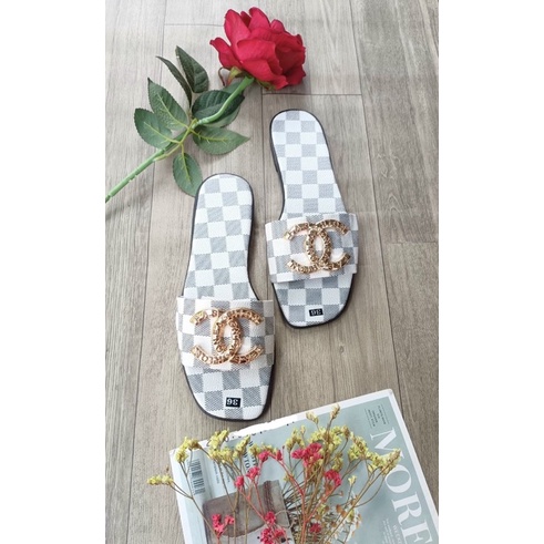 dép bệt quai ngang gắn khoá X in nền caro đầu tròn xịn xò. nắng mưa đều mang được. (hình tự chụp)