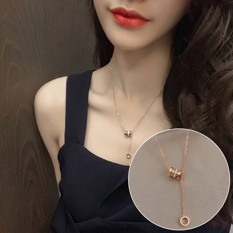 Villanelle Accessories Vòng cổ bằng thép titan Nữ số tiếng Anh Bướm kim cương xương đòn Vòng cổ Trang sức đơn giản Choker