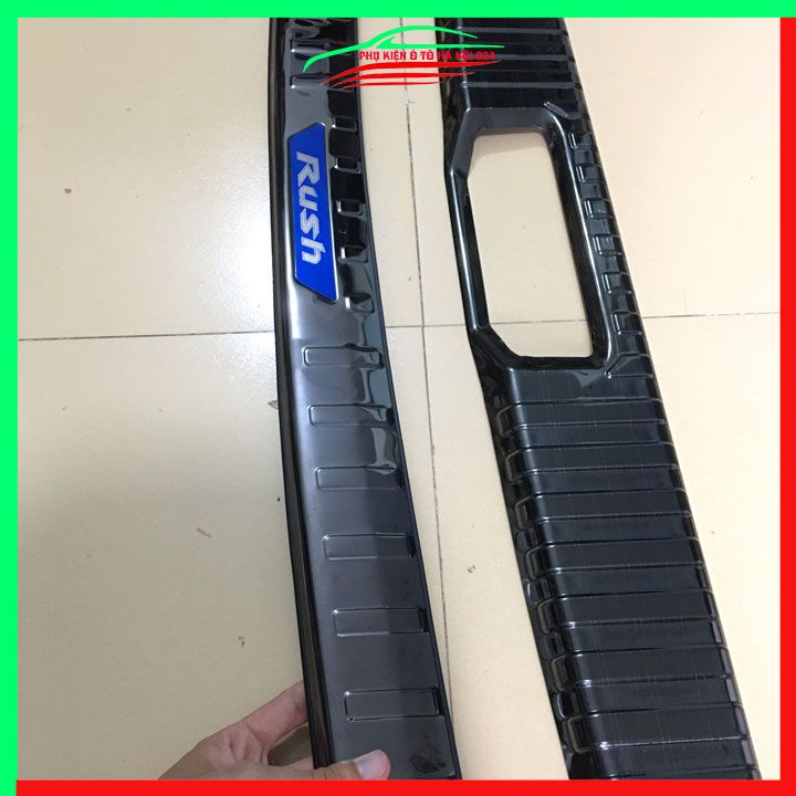 Ốp chống trầy cốp Rush 2019-2023 thép không gỉ vân Titan chống trầy bảo vệ xe