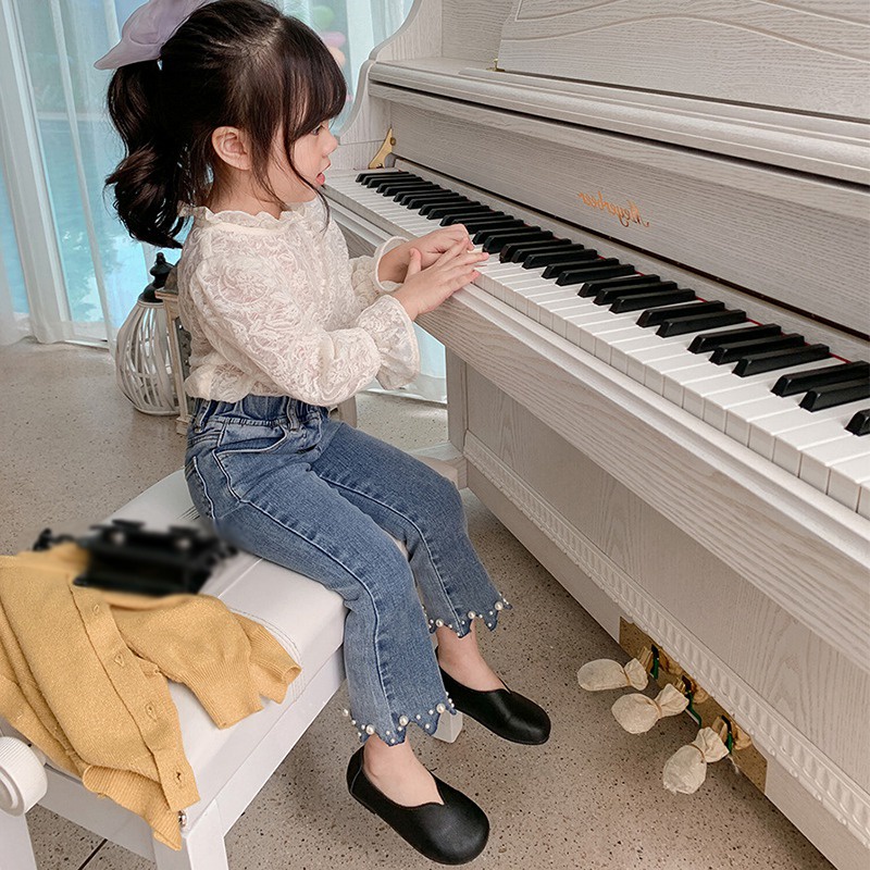 Quần jean cạp vừa đính ngọc trai giả phong cách Hàn Quốc thời trang cho bé gái