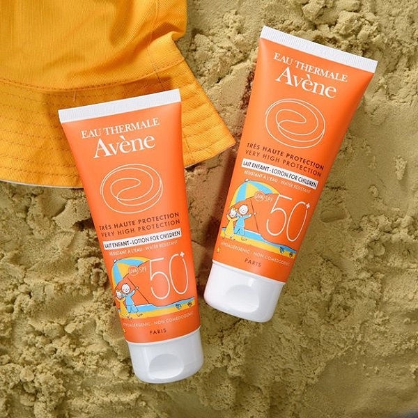 Kem Chống Nắng Avene Cleanance Nâng Tone Dành Cho Da Dầu Mụn & Hỗ Hợp