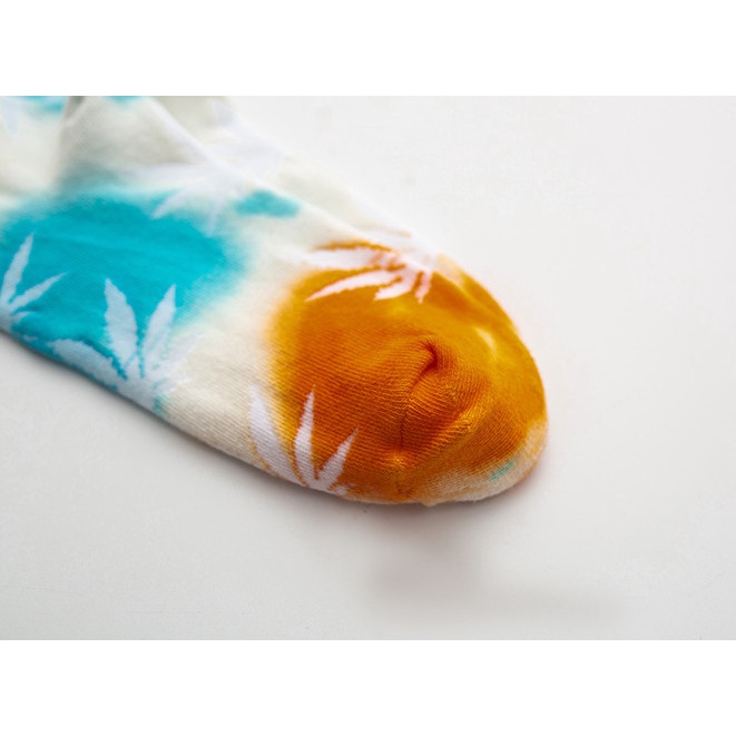 Vớ cao cổ nhiều màu hình chiếc lá phong cách thể thao, trẻ trung và năng động cho cả Nam và Nữ.