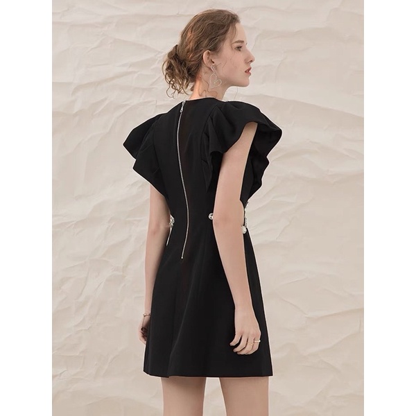 Đầm váy đen dự tiệc phối đá sang trọng tay áo cánh tiên khoét eo