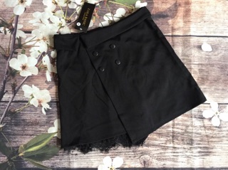 Chân váy đáp cúc vạt chéo