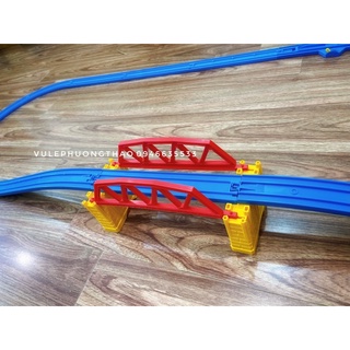 Ray khổng lồ tàu đi qua cầu Takara Tomy cho bé