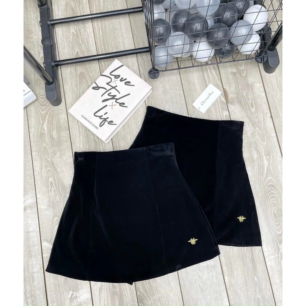 Bán sỉ chân váy nhung thêu con ong có quần lót trong