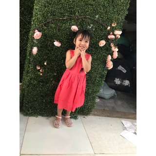 Váy lanh HOA cài ngực bé gái