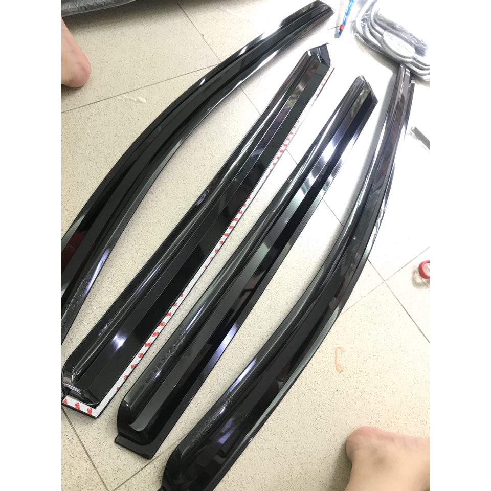 Bộ 4 vè che mưa đen xe Kia Carens đời xe 2006 đến 2015.