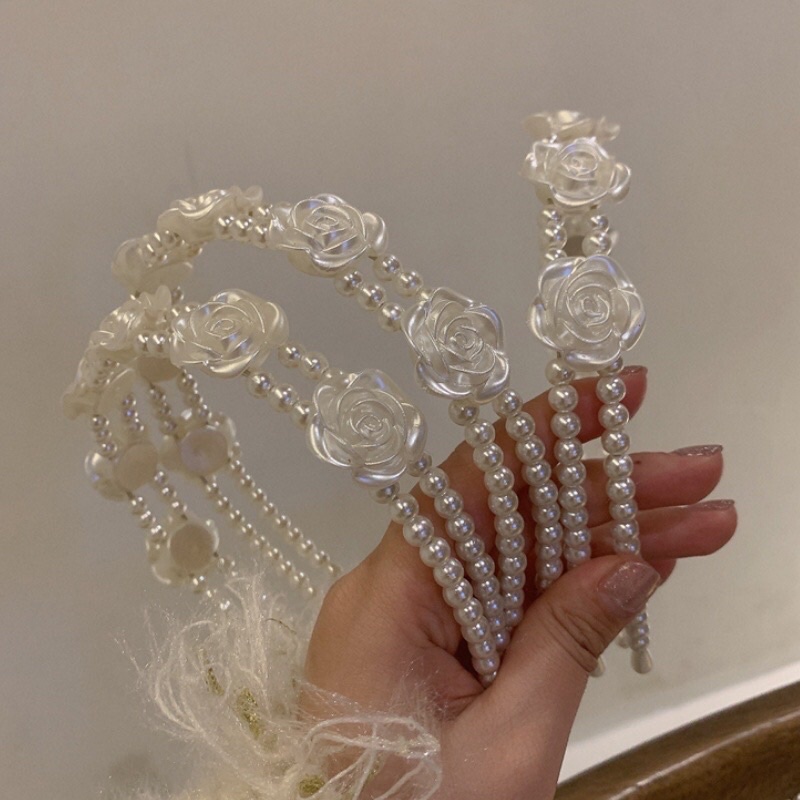 Cài tóc cho bạn gái