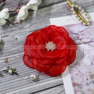 Hoa cài áo voan màu đỏ
