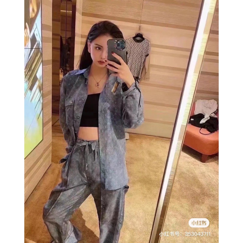 Áo sơ mi dài tay vải denim bò in hoạ tiết nam nữ đều mặc được louis vuitton LV