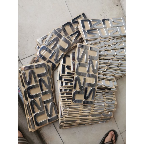 Chữ ISUZU dán đầu xe tải isuzu QKR, cao 6cm.