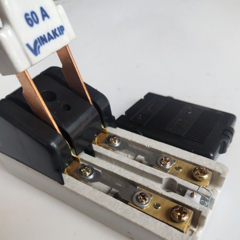 Cầu dao đế sứ 2P  60A 600v Vinakip cực đúc mã: CD2 60Đ