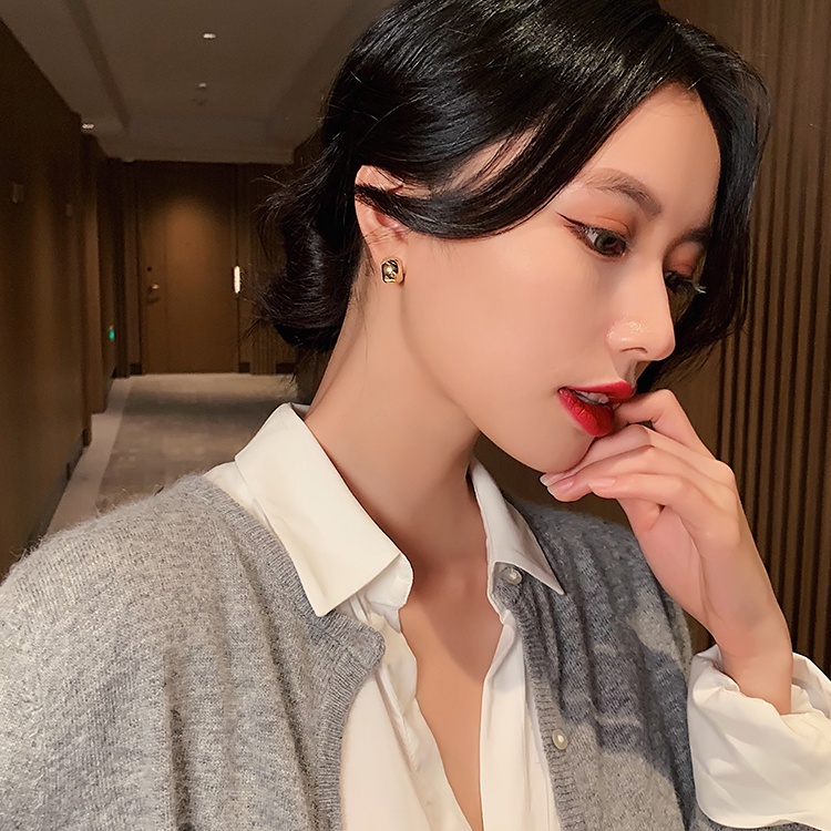 Đôi khuyên tai nhỏ xinh thời trang