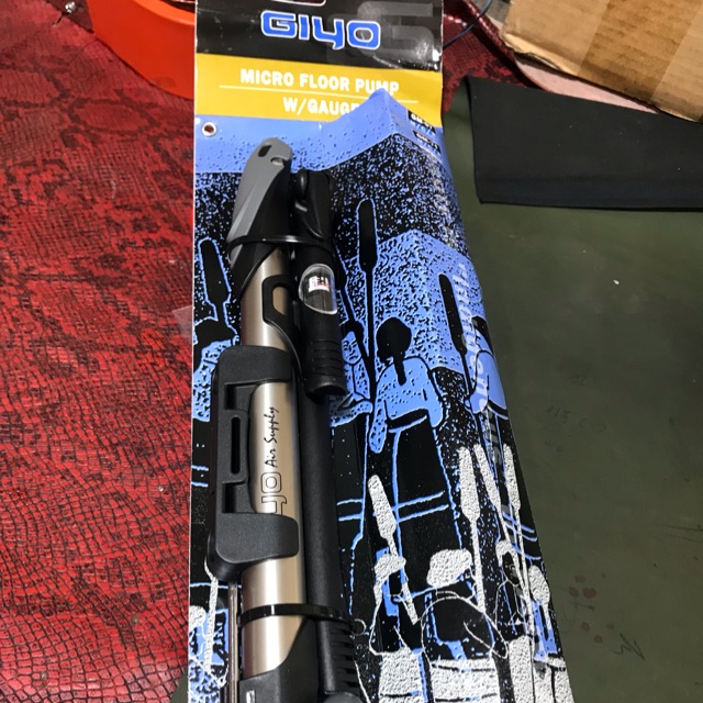 Bơm Tay Mini Cầm Tay Gắn Trên Xe Đạp Có Đồng Hồ Đo Áp Suất GIYO GM-71 140PSI