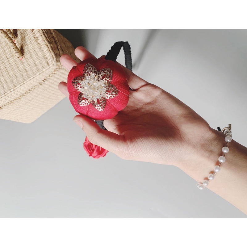 Bờm bí đeo cùng hanbok