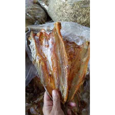 Khô cá mối, cá thửng có tẩm gia vị cay ngọt, mặn nhẹ, vị vừa miệng, dễ ăn, cá đều con