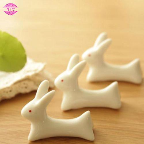 Đế gác đũa sứ hình thỏ dễ thương