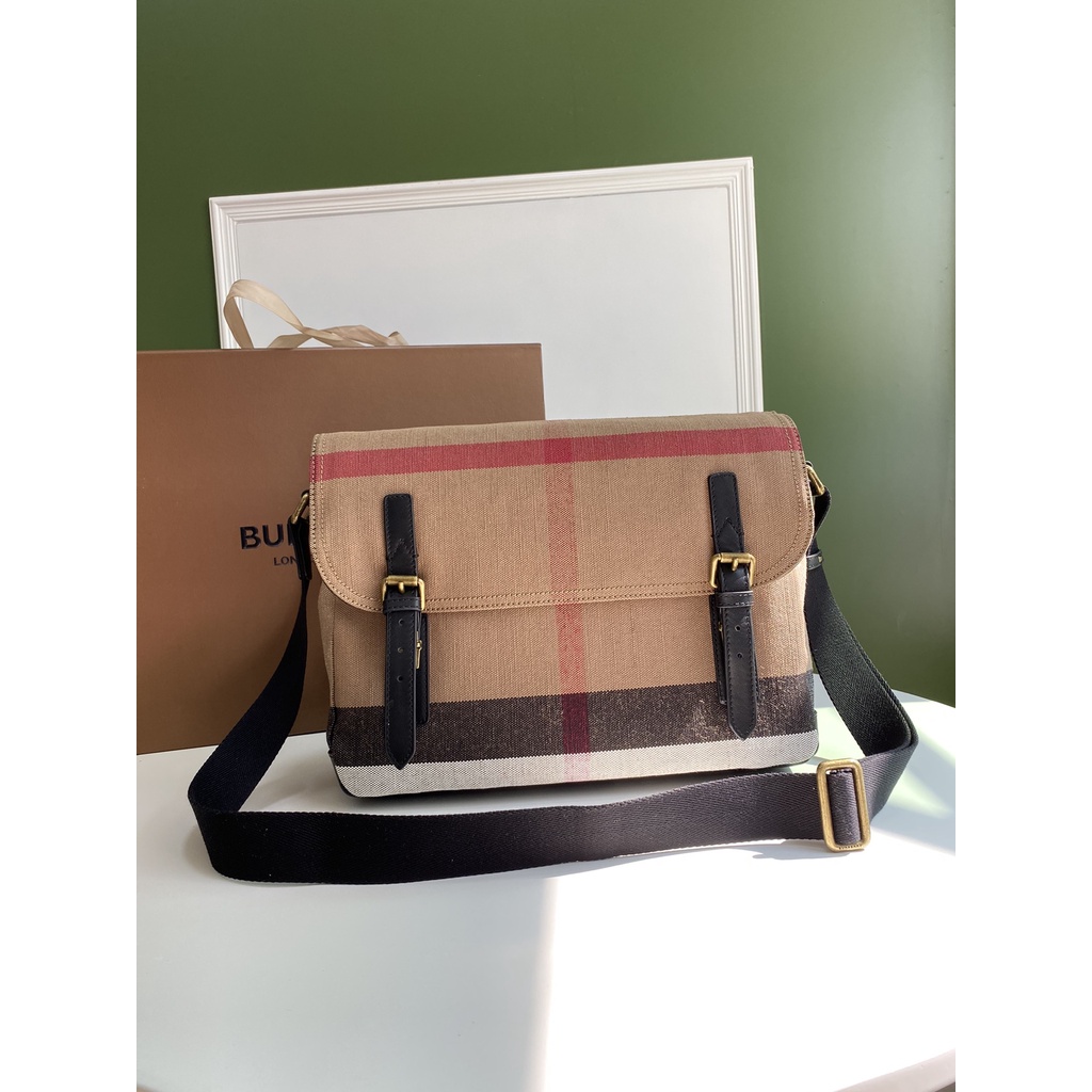 Túi đeo chéo nam vải canvas họa tiết caro Burberry BBR trẻ trung, năng động