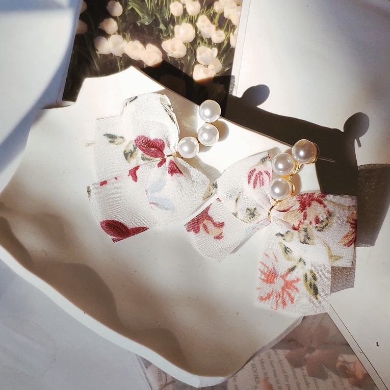Khuyên tai nơ vải đính hạt vintage