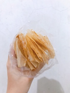 1 xâu bánh tráng muối cay