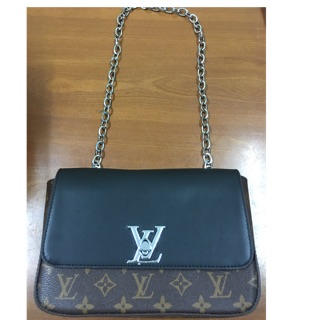 Túi đeo chéo hiệu LV