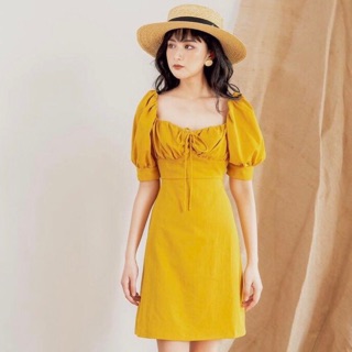 Đầm vàng cổ U nhúng ngực