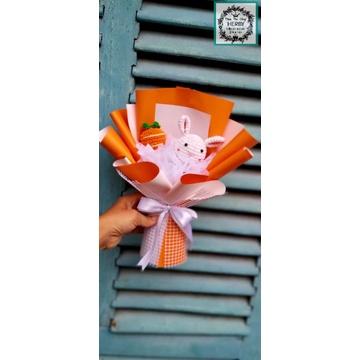 Bó hoa len thỏ con và củ cà rốt, hàng sẵn.